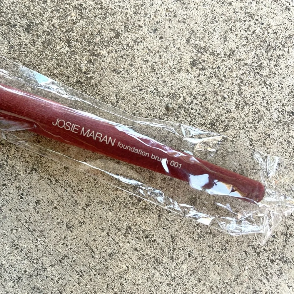 NEW Josie Maran Foundation Brush 001 Brand New